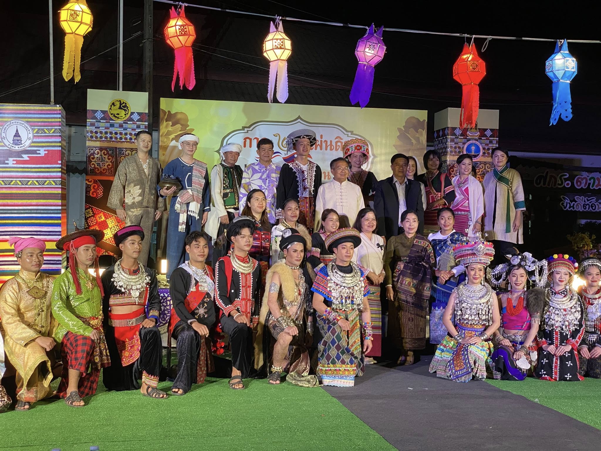 พช.ภูซาง : ร่วมงาน “กาดสองแผ่นดิน และกาดต๋ามเตียน” ภายใต้งานประเพณีตักบาตรสองแผ่นดิน ประจำปี 2568